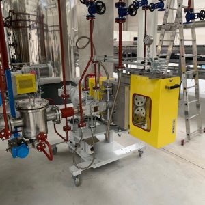 Pump and screen changer for pulsation-free dosing hotmelt adhesive